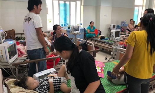 Trẻ bị mắc chân tay miệng đang được điều trị ở Bệnh viện Sản nhi Quảng Ngãi. Ảnh:TH