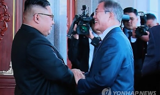 Lãnh đạo Hàn - Triều sau cuộc hội đàm tại trụ sở Ủy ban Trung ương Đảng Lao Động Triều Tiên chiều 18.9. Ảnh: Yonhap. 