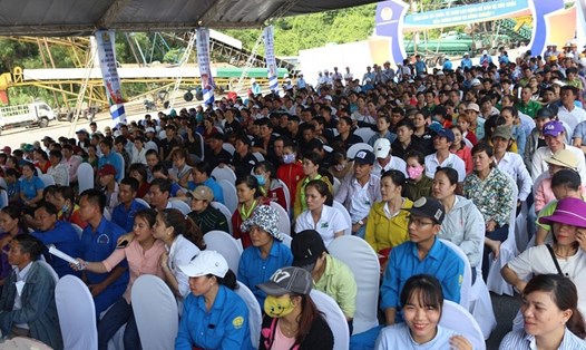 Người lao động tham gia chương trình “Tháng Công nhân 2018” do LĐLĐ tỉnh Thừa Thiên - Huế tổ chức. Ảnh: ĐT.