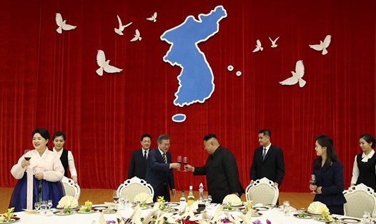 Nhà lãnh đạo Kim Jong-un mở tiệc chiêu đãi Tổng thống Hàn Quốc Moon Jae-in. Ảnh: Sputnik