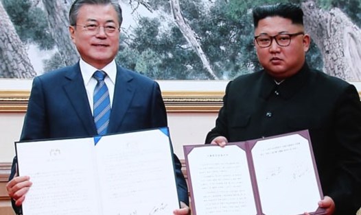 Tổng thống Moon Jae-in và nhà lãnh đạo Kim Jong-un ký thoả thuận trong hội nghị thượng đỉnh liên Triều ngày 19.9. Ảnh: Yonhap