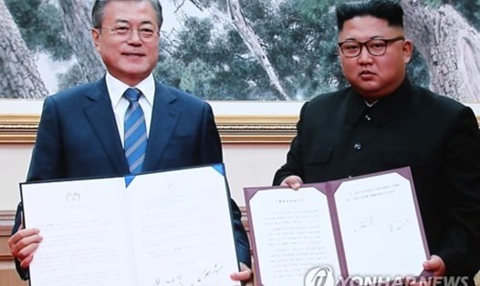 Lãnh đạo Hàn Quốc - Triều Tiên ký thỏa thuận sau hội đàm. Ảnh: Yonhap. 