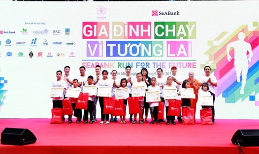 Gần 3 tỉ đồng cho trẻ em nghèo hiếu học từ Giải chạy cộng đồng SeABank Run For The Future