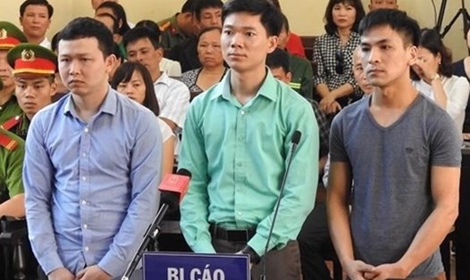 Bác sĩ Hoàng Công Lương (áo xanh, đứng giữa) cùng 2 bị can Bùi Mạnh Quốc và Trần Văn Sơn tại phiên sơ thẩm diễn ra tháng 5.2018 vừa qua.