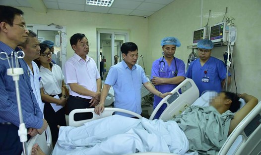 Phó Chủ tịch UBND TP Hà Nội Ngô Văn Quý thăm các bệnh nhân sốc ma tuý trong Lễ hội âm nhạc điện tử tối 16.9 đang điều trị tại viện E. Ảnh: KTĐT