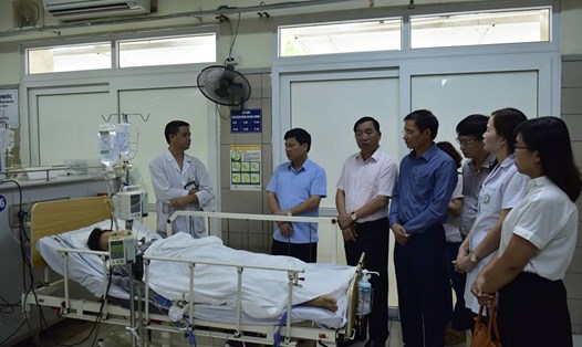 Ông Khuất Văn Thành, Giám đốc Sở LĐTBXH Hà Nội (thứ 4 từ phải sang) cùng Phó Chủ tịch UBND TP Hà Nội Ngô Văn Quý thăm các bệnh nhân tại Viện E hôm 17.9. Ảnh: KTĐT