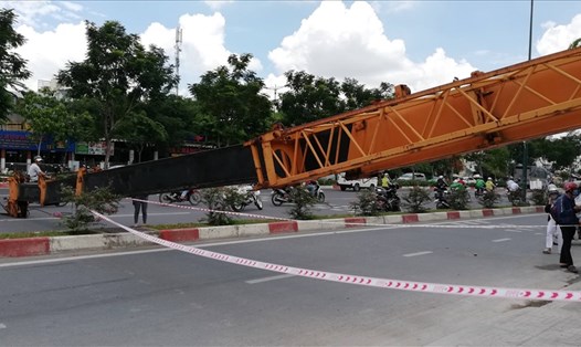 Cần cẩu nặng hàng tấn ngã chắn ngang đại lộ Phạm Văn Đồng khiến nhiều người hút chết. Ảnh: T.S