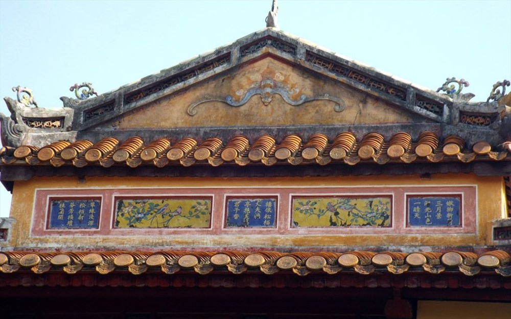 Thơ trên hệ thống di tích cung đình Huế được trình bày theo lối nhất thi nhất họa (một bức tranh kèm một bài thơ). Ảnh: T.L