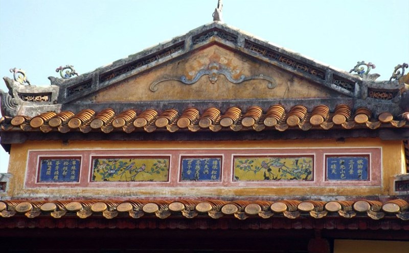 Thơ trên hệ thống di tích cung đình Huế được trình bày theo lối nhất thi nhất họa (một bức tranh kèm một bài thơ). Ảnh: T.L