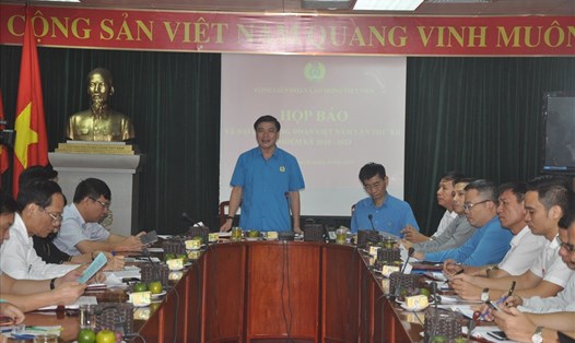 Đồng chí Bùi Văn Cường - Ủy viên TƯ Đảng, Chủ tịch Tổng LĐLĐVN phát biểu tại buổi họp báo. 