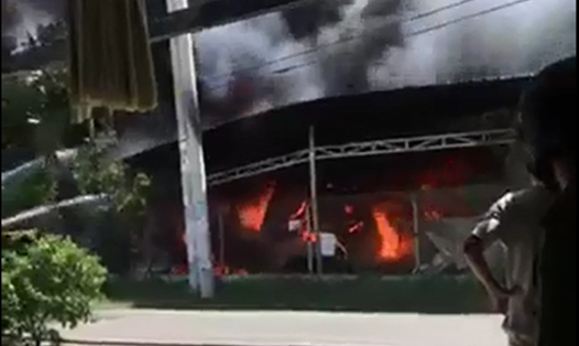 Vụ hỏa hoạn xảy ra ở một cơ sở tái chế phế liệu tại phường Thái Hòa, thị xã Tân Uyên, Bình Dương.