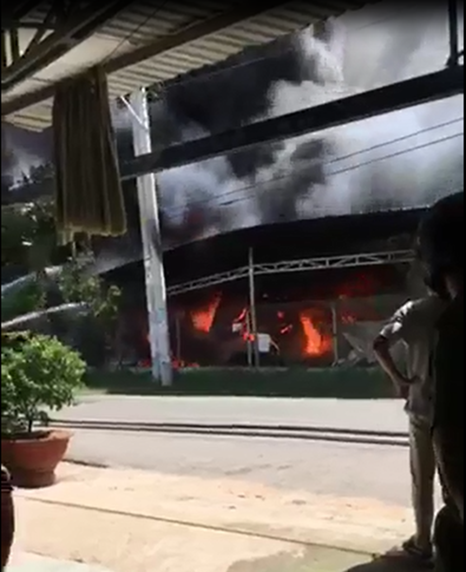 Vụ hỏa hoạn xảy ra ở một cơ sở tái chế phế liệu tại phường Thái Hòa, thị xã Tân Uyên, Bình Dương.