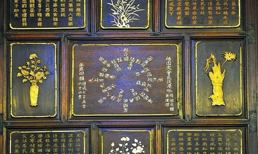 Thơ văn được khảm cẩn ngà voi và xương ở nội thất điện Long An. Ảnh: T.L