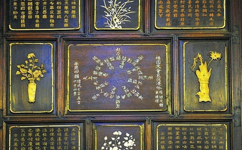 Thơ văn được khảm cẩn ngà voi và xương ở nội thất điện Long An. Ảnh: T.L