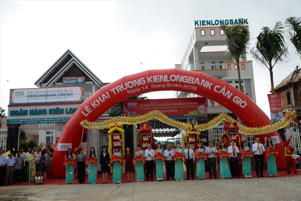 Nghi thức cắt băng khai trương Kienlongbank Cần Giờ. Nghi thức cắt băng khai trương Kienlongbank Cần Giờ.