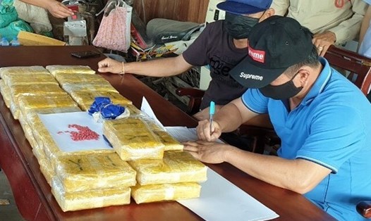Lực lượng Biên phòng Quảng Trị bàn giao tang vật 200.000 viên ma túy tổng hợp cho Ty An ninh tỉnh Savanakhet - Lào. Ảnh: BP cung cấp.