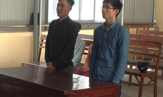 Trung và Thuần tại phiên tòa ngày 19.9. Ảnh: PV