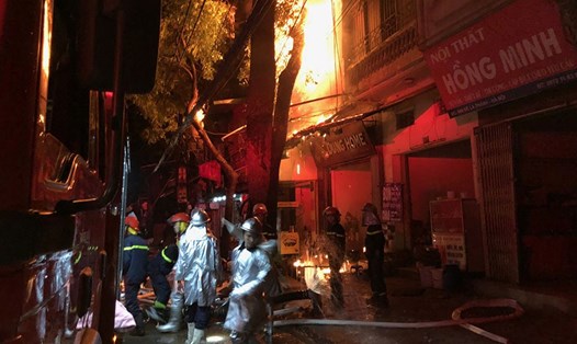 Lực lượng cứu hỏa tại hiện trường vụ cháy phố La Thành (Hà Nội) ngày 17.9.