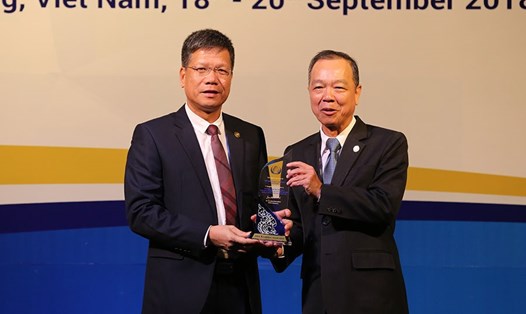 Đại hiện BHXH Việt Nam (bên trái) nhận giải thưởng của ASSA cho hạng mục Công nghệ thông tin. Ảnh: PV