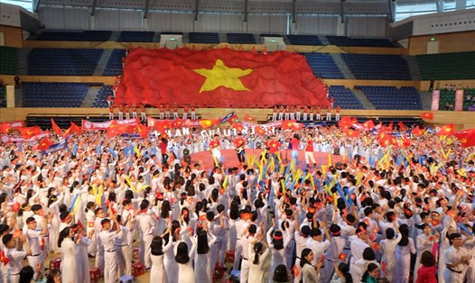 Đại Quốc kỳ được mang đến cung thể thao Tiên Sơn để cổ vũ cho Quang Nhật. (ảnh: Hoàng Vinh) 