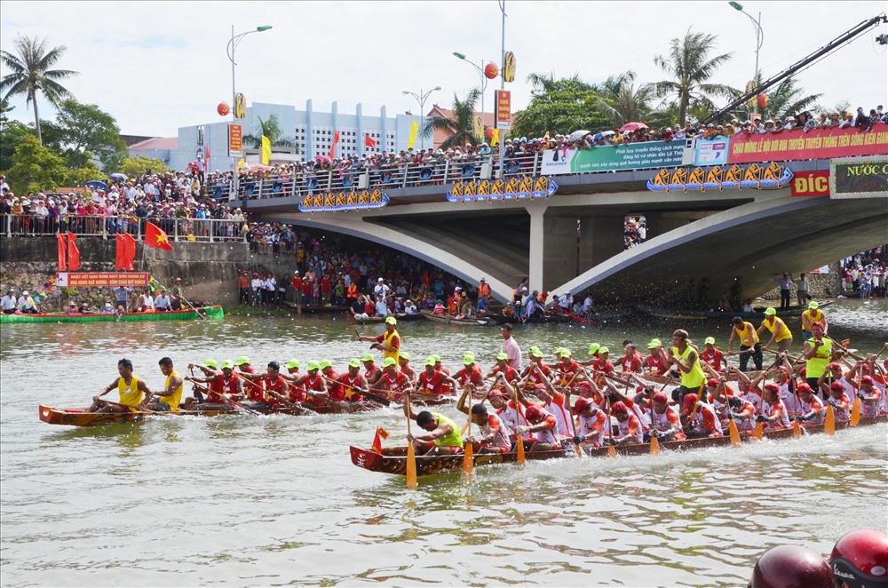 Dòng sông Kiến Giang như "dậy sóng" bởi lễ hội đua thuyền truyền thống mừng ngày Quốc khánh. Ảnh: Trần Ánh Dương
