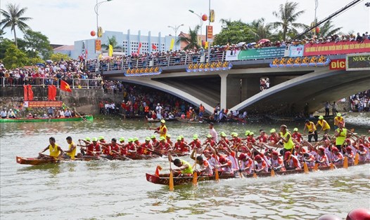 Dòng sông Kiến Giang như "dậy sóng" bởi lễ hội đua thuyền truyền thống mừng ngày Quốc khánh. Ảnh: Trần Ánh Dương