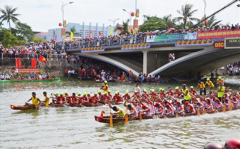 Dòng sông Kiến Giang như "dậy sóng" bởi lễ hội đua thuyền truyền thống mừng ngày Quốc khánh. Ảnh: Trần Ánh Dương