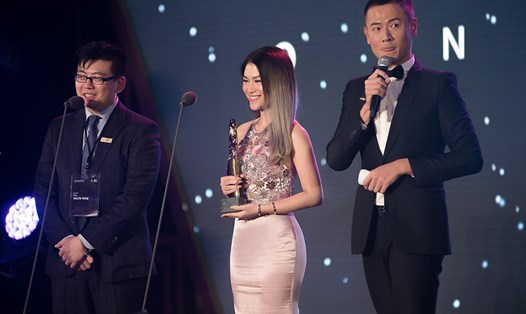 Ngọc Thanh Tâm xúc động khi lên nhận giải thưởng.