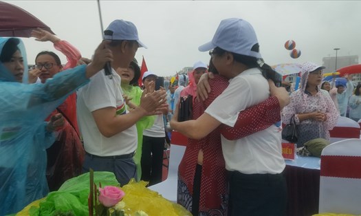 Bà Đỗ Thị Hoàng hạnh phúc ôm lấy người đồng nghiệp sau khi chiến thắng gọi tên học sinh Quảng Ninh.