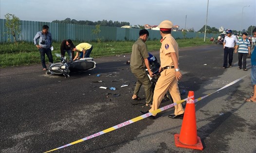 Nhận được tin báo, lực lượng chức năng TP Thủ Dầu Một đến khám nghiệm hiện trường điều tra nguyên nhân ban đầu vụ tai nạn.