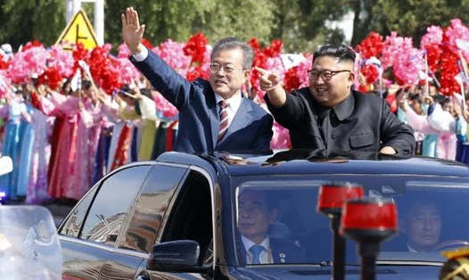 Tổng thống Moon Jae-in và nhà lãnh đạo Kim Jong-un ở thủ đô Bình Nhưỡng ngày 18.9. Ảnh: UPI