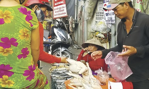 Người dân mua gà không đầu tại chợ tự phát bên hông chợ Bình Triệu (quận Thủ Đức, TPHCM). Ảnh: MINH QUÂN