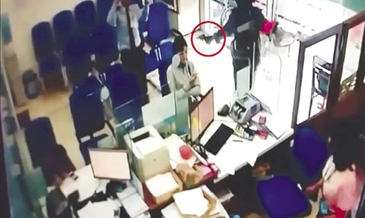 Cảnh đối tượng thực hiện vụ cướp (ảnh từ camera an ninh của Vietinbank Chi nhánh Tân Hiệp).