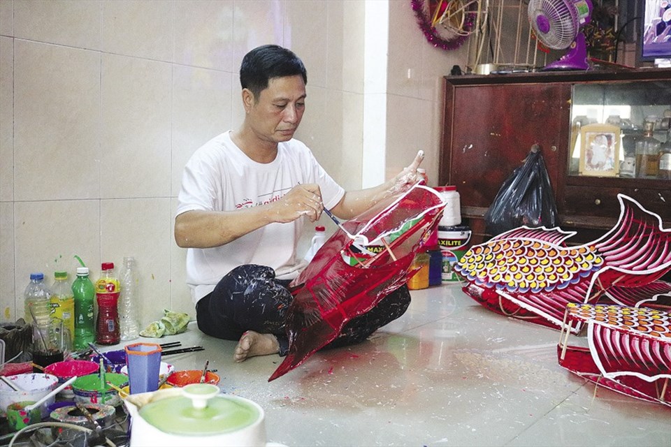Đôi tay khéo léo của người nghệ nhân khi vẽ màu cho chiếc đèn lồng. Đôi tay khéo léo của người nghệ nhân khi vẽ màu cho chiếc đèn lồng.