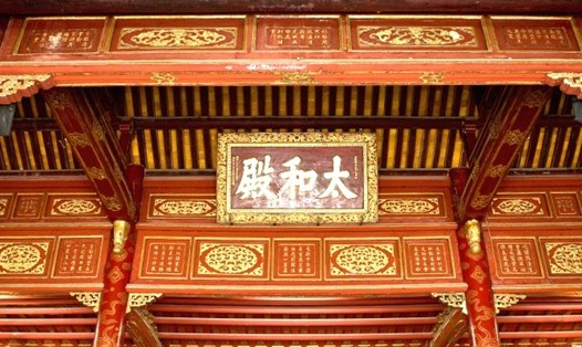 Hiện nay trên kiến trúc cung đình Huế hiện còn 2.967 ô thơ văn chạm khắc, sơn thếp, cẩn xà cừ trên gỗ; 146 ô thơ văn viết tráng men thành pháp lam; 78 đơn vị ô hộc, câu đối, bài văn đắp ngõa sành sứ. Ảnh: T.L