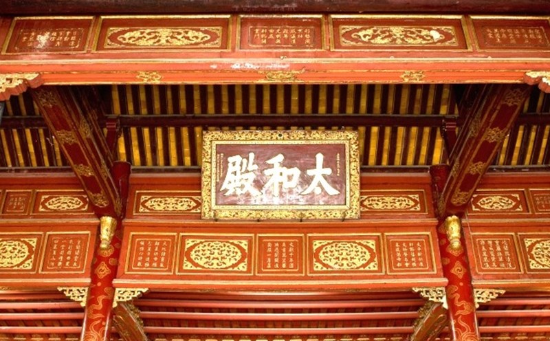 Hiện nay trên kiến trúc cung đình Huế hiện còn 2.967 ô thơ văn chạm khắc, sơn thếp, cẩn xà cừ trên gỗ; 146 ô thơ văn viết tráng men thành pháp lam; 78 đơn vị ô hộc, câu đối, bài văn đắp ngõa sành sứ. Ảnh: T.L