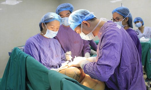 Các bác sĩ Bệnh viện E phẫu thuật cắt và tạo hình ngực cho nữ bệnh nhân