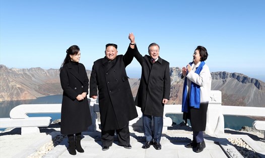 Tổng thống Hàn Quốc Moon Jae-in nắm tay nhà lãnh đạo Kim Jong-un trên đỉnh núi thiêng Bạch Đầu. Ảnh: Yonhap
