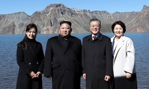 Tổng thống Moon Jae-in và Phu nhân cùng nhà lãnh đạo Kim Jong-un và Phu nhân trên đỉnh núi thiêng Bạch Đầu sáng 20.9. Ảnh: Yonhap