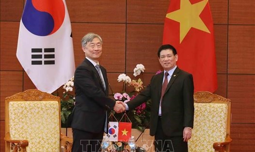 Tổng Kiểm toán Nhà nước Hồ Đức Phớc (bên phải) và Chủ tịch Ủy ban Thanh tra và Kiểm toán Hàn Quốc Choe Jeahyoung. Ảnh: TTXVN