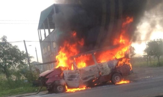 Chiếc xe khách 16 chỗ bị bốc cháy dữ dội