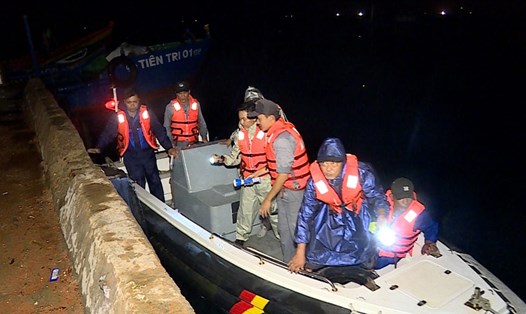 Ca nô tàu KN 367 đưa 2 ngư dân bị nạn về đảo Lý Sơn.