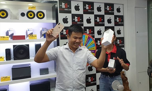 Chiếc iPhone 2018 đầu tiên của Minh Tuấn Mobile đưa về Việt Nam.