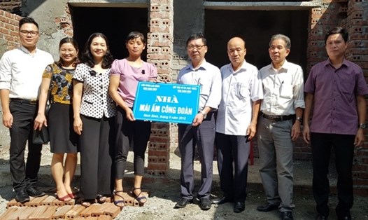 Đại diện lãnh đạo LĐLĐ tỉnh và Qũy Đầu tư và Phát triển tỉnh Ninh Bình trao tiền hỗ trợ cho gia đình chị Tám. Ảnh: NT