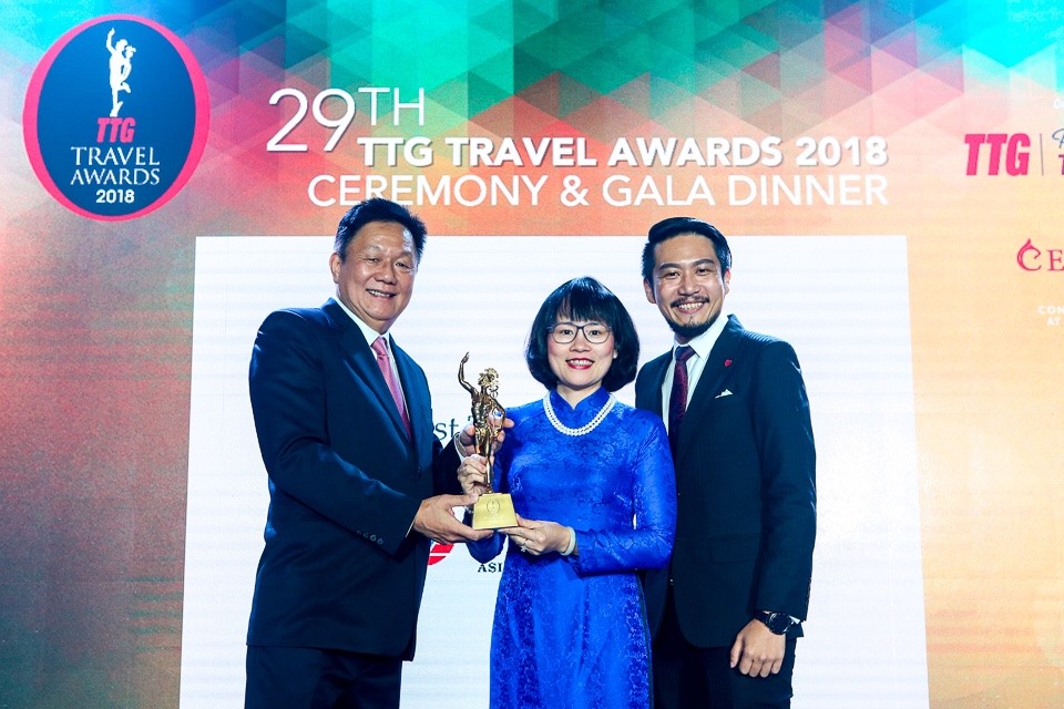 Đại diện lãnh đạo công ty Vietravel (áo dài xanh) nhận giải thưởng TTG Travel Awards năm 2018 với hạng mục “Best Travel Agency - Vietnam”. 