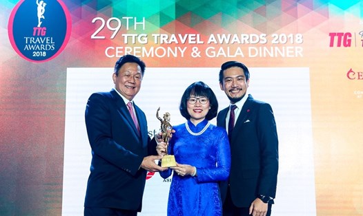 Đại diện lãnh đạo công ty Vietravel (áo dài xanh) nhận giải thưởng TTG Travel Awards năm 2018 với hạng mục “Best Travel Agency - Vietnam”.
