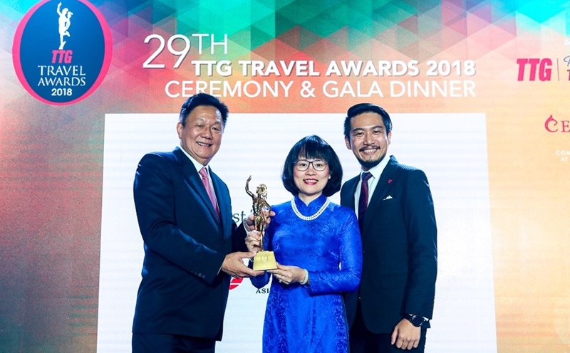 Đại diện lãnh đạo công ty Vietravel (áo dài xanh) nhận giải thưởng TTG Travel Awards năm 2018 với hạng mục “Best Travel Agency - Vietnam”.