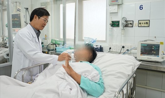 Bác sĩ điều trị cho bệnh nhân bị hội chứng Brugada