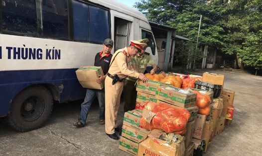 Sô lượng 2 tấn hoa quả Trung Quốc được phát hiện trên chiếc xe tải thùng kín. Ảnh: Minh Châu- QTV