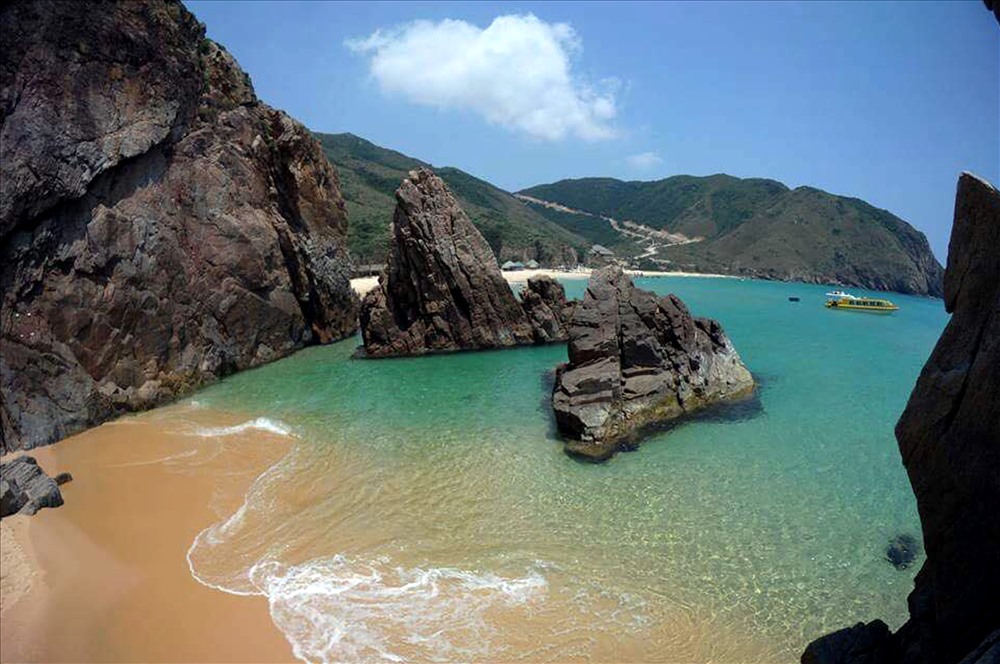 Du khách tìm đến Nhơn Lý du lịch ngày càng nhiều.